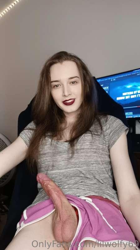 Mind giving me a little sucky suck while I get this editing ..