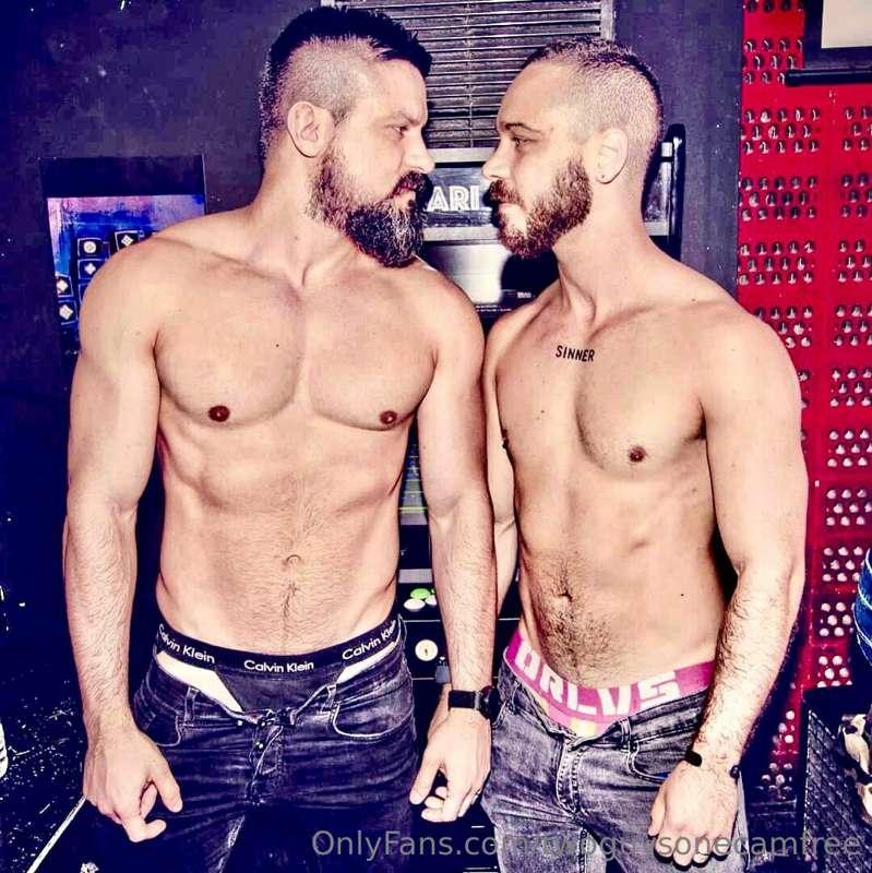 One look in the eyes is enough! 😈
Subscribe to our premium p..