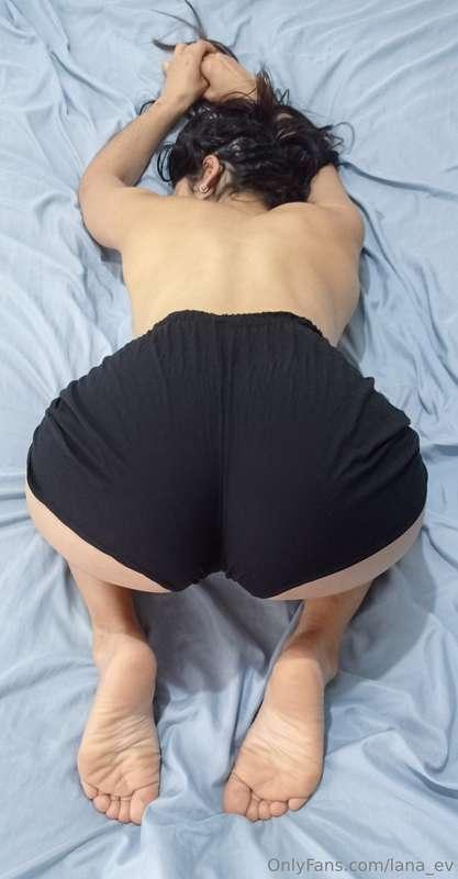 Does this ass make you horny? I would love for you to cum in..