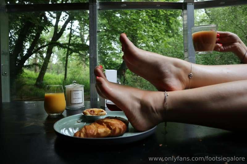 Breakfast with Footsie! 🥐☕️ Hope you slept well, now it’s ti..