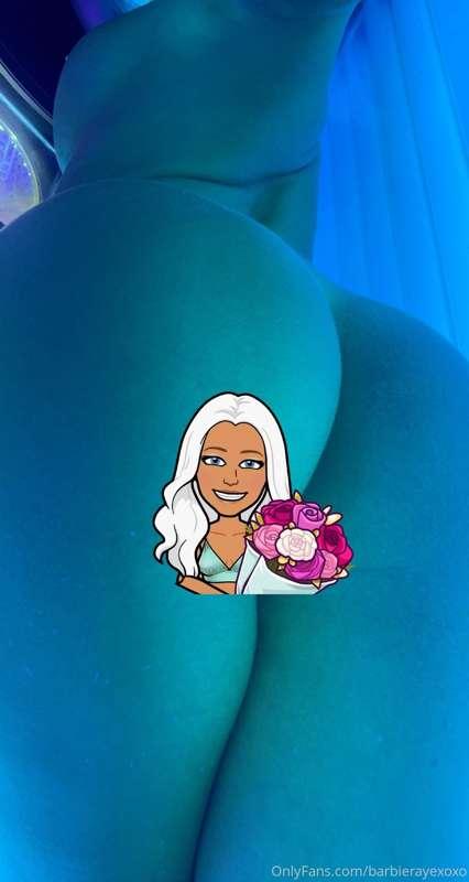 I love being in the tanning bed 😜