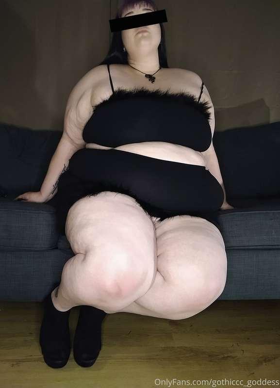 Swipe to free the belly😏🖤