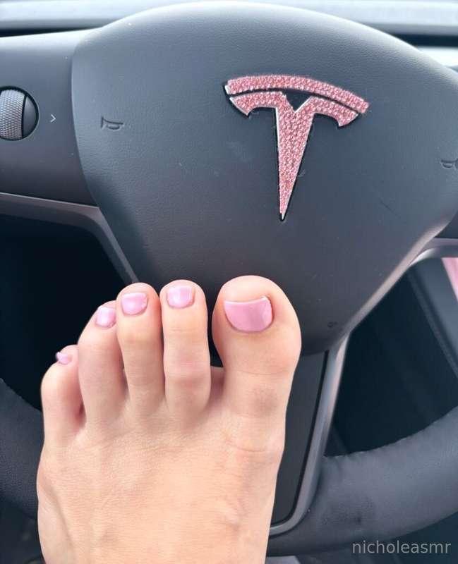 Do you like my pretty pink toes ? 