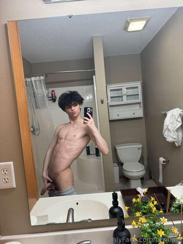 Full blown cock for you to enjoy ;) message me I wanna show ..
