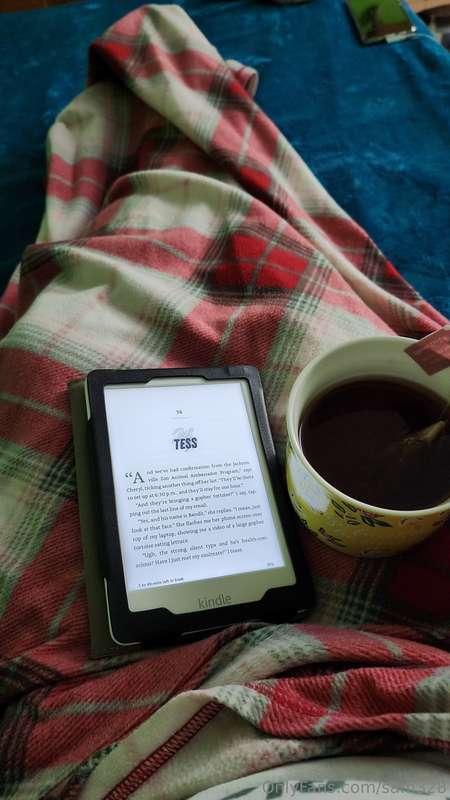 Cozy night with some smutty reading 📚 