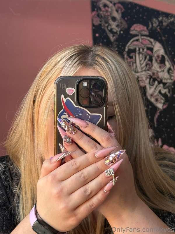 i never post my nails here but do you like well manicured wo..