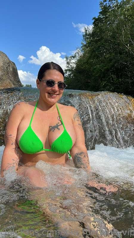 Do you think this new green bikini suits me?👙