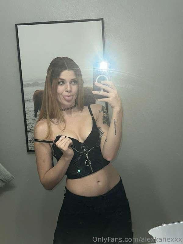 Bend me over and fuck me in the mirror so I can watch? 🤤💦