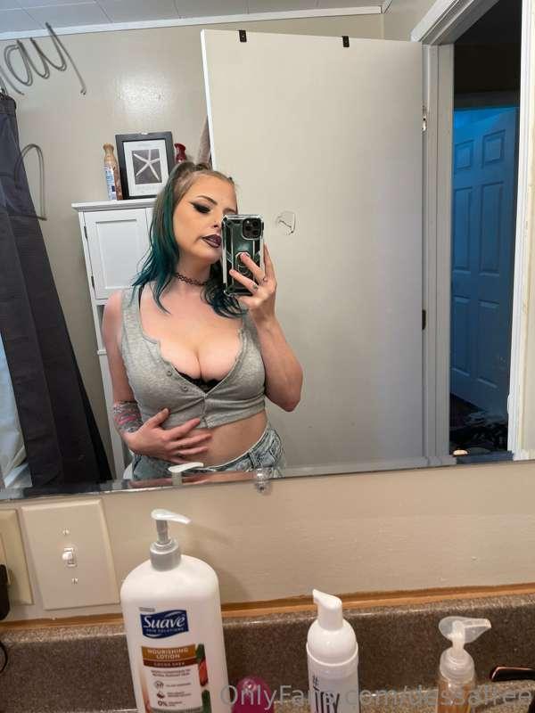 Lil strip tease for you 😘