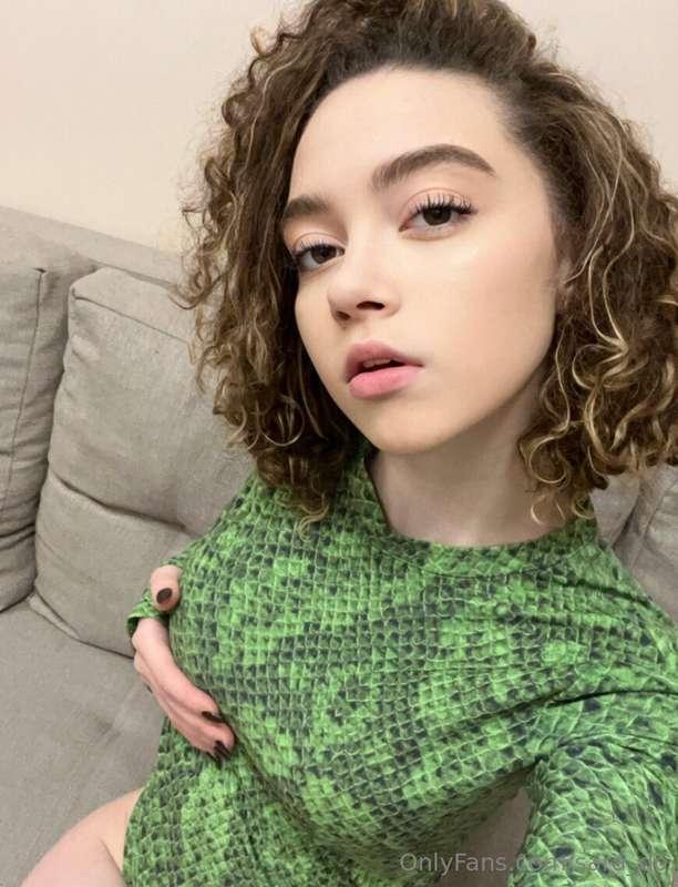 Let me distract you👉@evacurly💋Cute girl @evacurly loves to p..