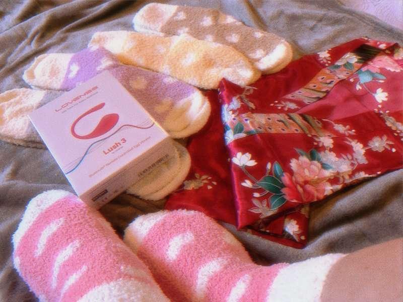 AAAA It already feels like Christmas!!!
A bunch of presents came in and I couldn't wait to try them on. ^^ 

THANK YOU
@Xilian for the silky robe and the soft blanket!!
@Killeryoshi45 for the Lovense Lush!!
@FuzzyBear117 for the fuzzy socks!! 

A lot more gifts are on their way, I'll try to take pics when I can!! Thank you, thank you, thank you!! &gt;///&lt; 

-----------------

Feel free to suggest more on my throne wishlist-- just make sure they're from Amazon.co.uk! Throne Wishlist: https://thrn.co/u/sinnamonsuccubus

If you want to get a Lovense to play together, 
you can support me by clicking my affiliate Link! 
https://www.lovense.com/r/gjkhq5

----

ALSO LAST MINUTE TY TO @kyricchi FOR PAYING OFF MY SINNAMON COSPLAY GOAL &gt;///&lt; !!! WTF!!!!!!! &lt;3