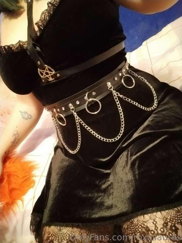 Do you like my new outfit? 😘🖤