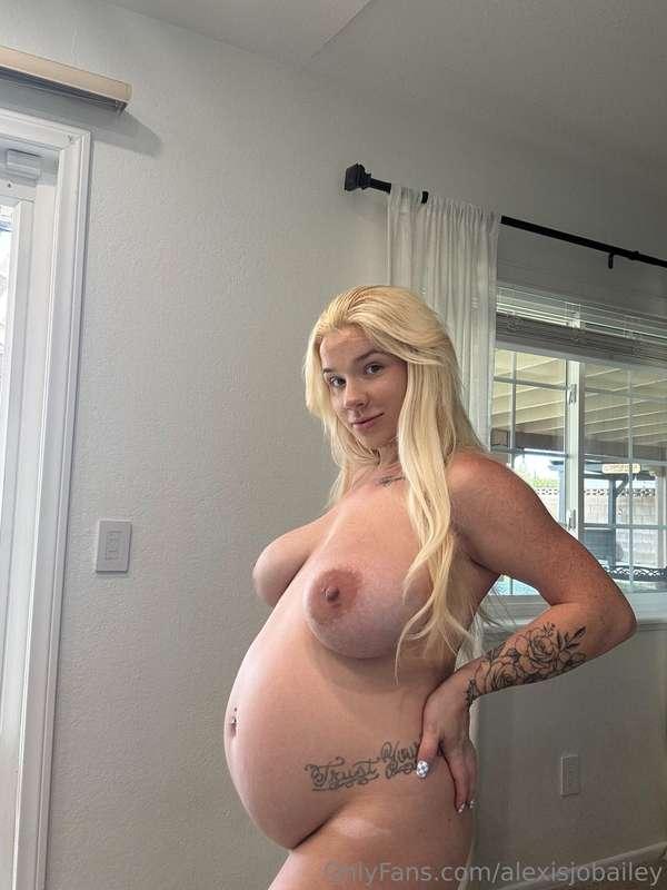 Swipe for preggo pussy 🤰🏼