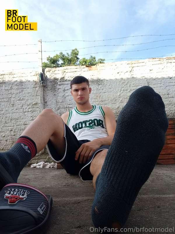 WE ALL LOVE THIS AMAZING FEET SIZE 13