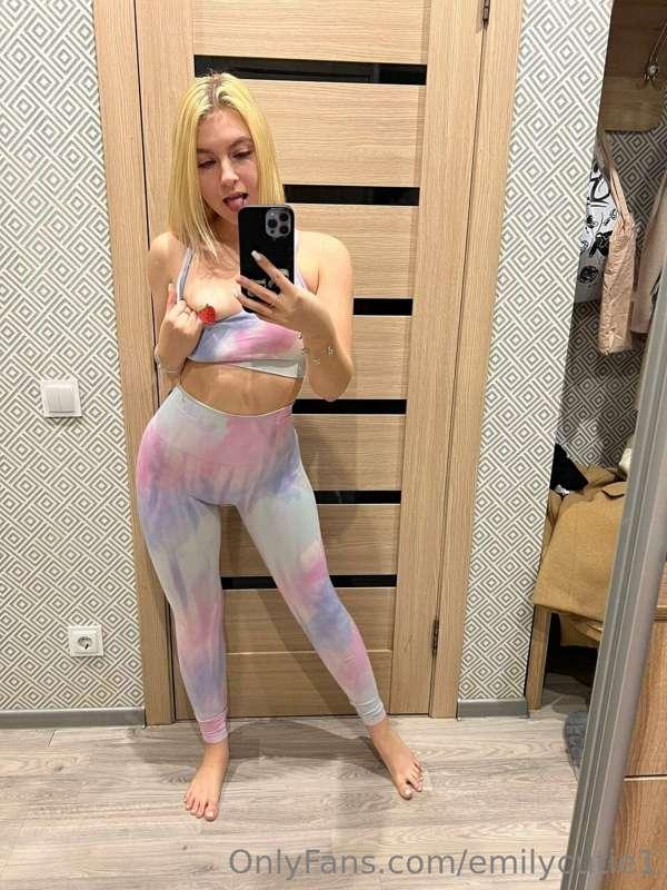 I like tight clothes, lollies, sexy stockings, my favorite😋 ..