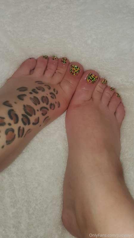 my toes look cute🐆🌈