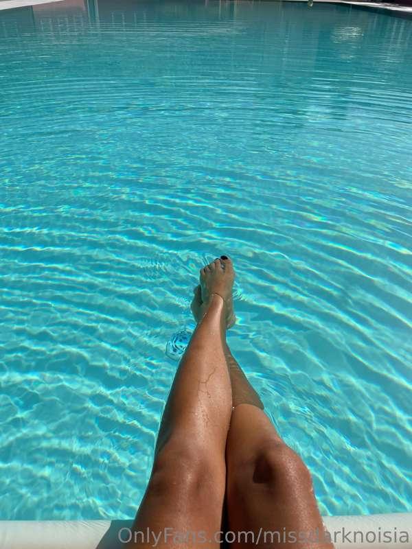 Hello guys, summer holidays for me. 🏖️
Back in a week.

DM m..