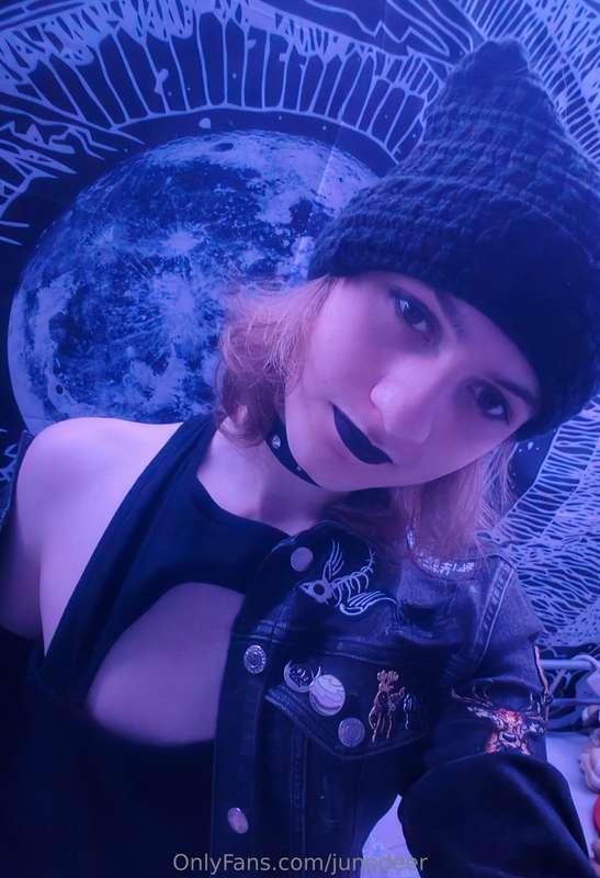 Her face // Her weapon