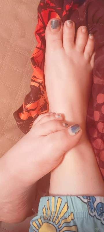 Enjoy some feet while i recover from the flu. 