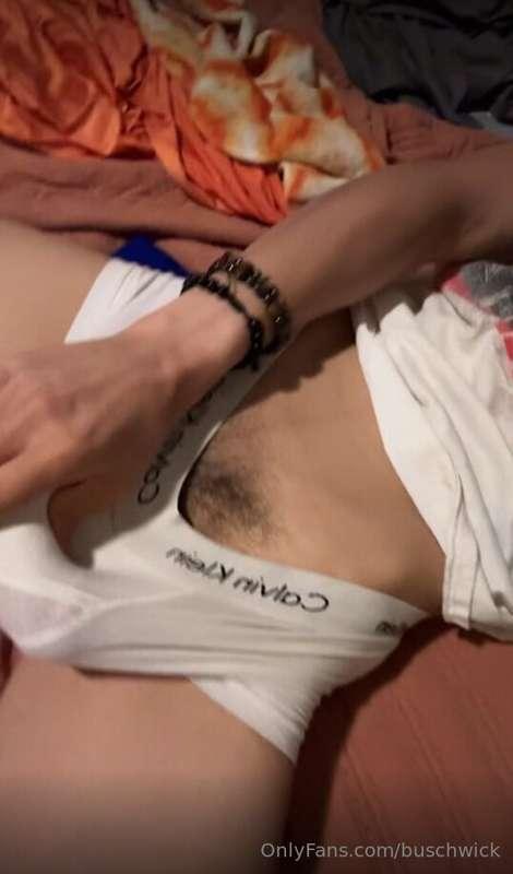 Daddy has a bulge, wanna taste? Let's chat