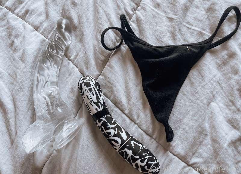 (1) PANTIES FOR SALE!! 🖤 Squirted in. DM if you want them! I..