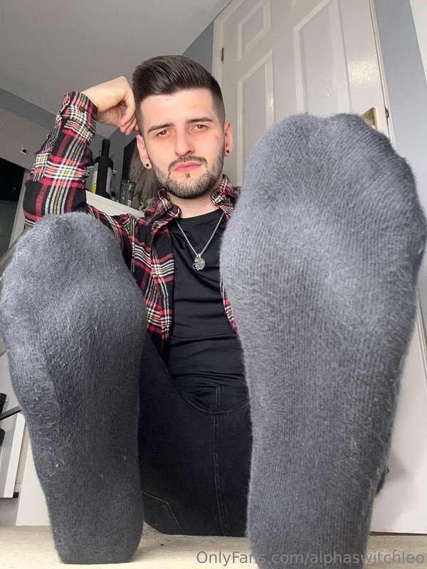 Get nice and weak for my black sweaty socks 😈