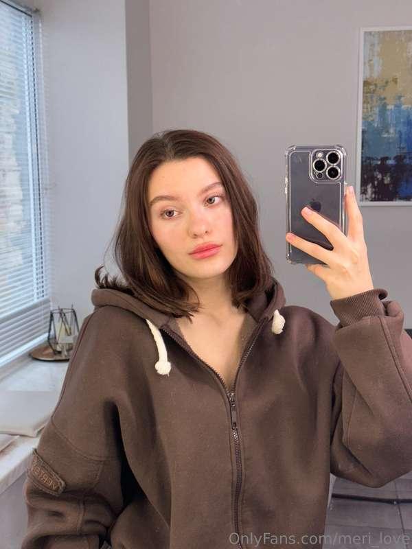  March 8 is upon us... 💐 What do you think is better: gettin..