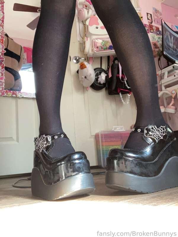 Do you prefer me cute or sexy
#heels #thighhighs #tights #feet #smallfeet #transfeet #femboy #emo #goth