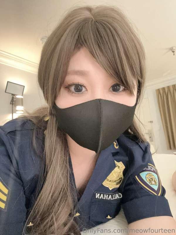 押送犯人，但是看着他的大鸡巴，真的没忍住和他做一次。虽然被内射了，但是也骗到他的DNA~ 第一次尝试用360摄像头拍PO..