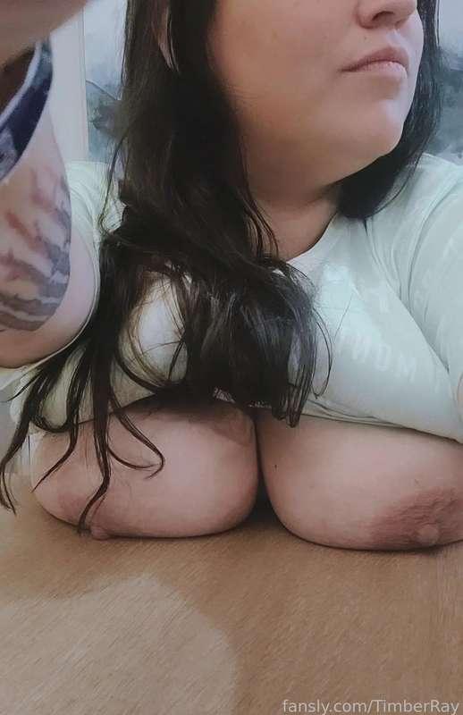 Happy Titty Tuesday. Quick drop while sitting at the table. I wonder how many people caught a peak 😊