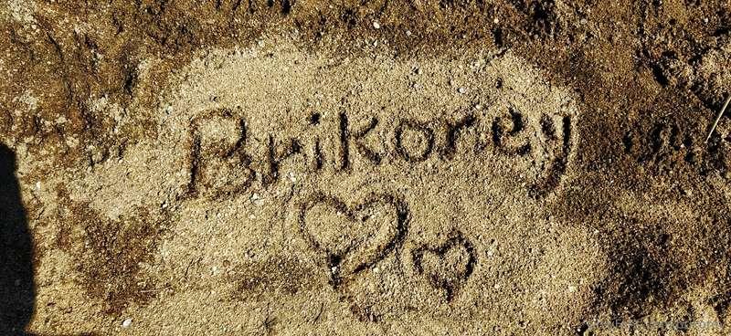 Visiting the sierras, I leave my name on the beach😍💗👑✨✨