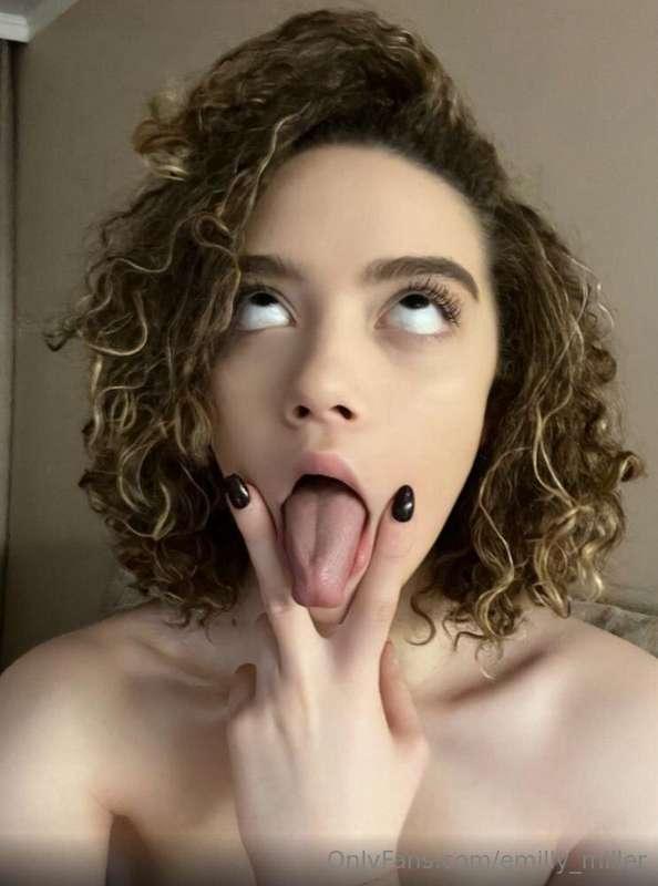 Let me distract you👉@evacurly💋 Cute girl @evacurly loves to ..