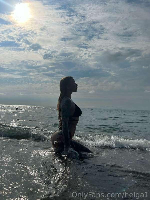 Hello hello! 
Follow my backup page @helga1_free and support..