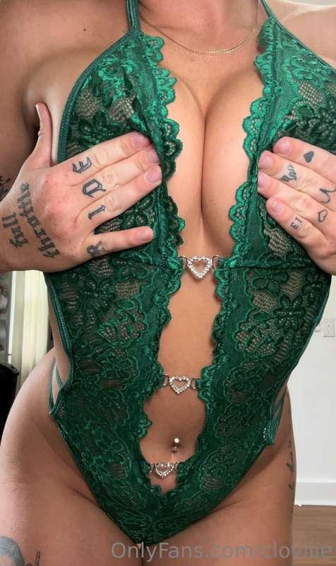 THIS OUTFIT 🥵💚
