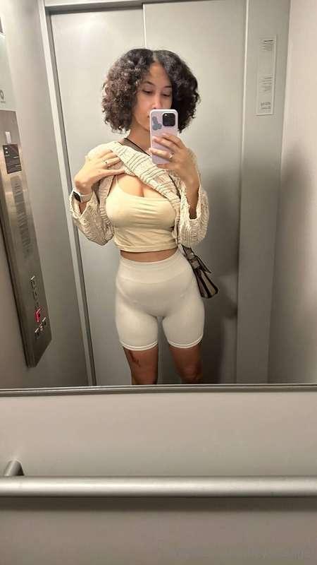 Would you like to be stuck in an elevator with me?😱😏