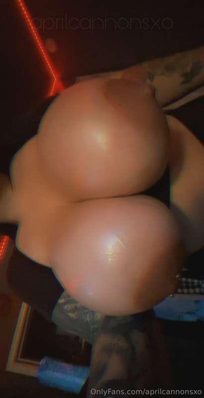 Titty pictures are the best 🫶🏽
