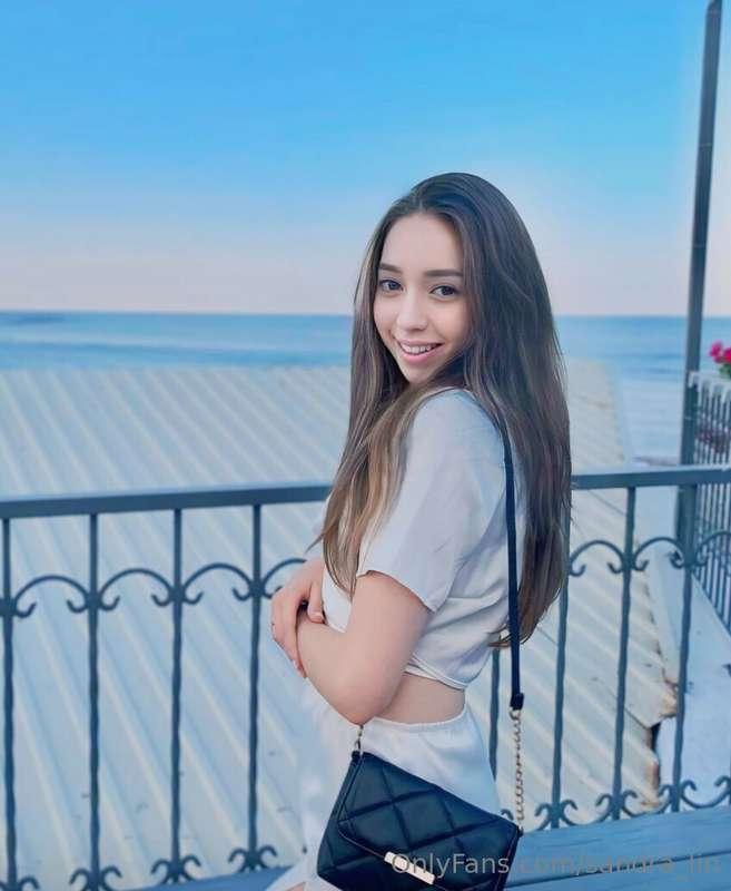 ## Free sub ❤️‍🔥 @miaang this busty horny girl loves jerking..