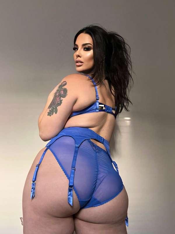 cinthya_larose image #0
