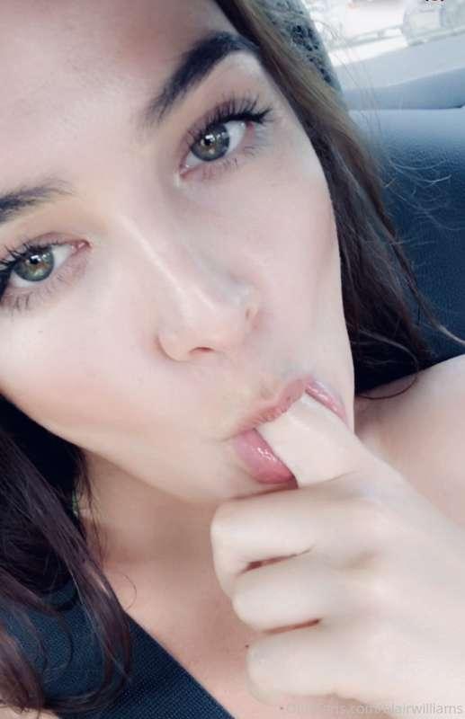 Finger fuck me Friday is in full effect! Slide into my DM an..
