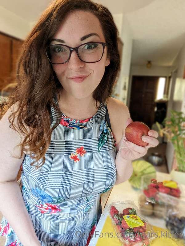 Time to make some fruit salad!

*Knife fruit
*Place fruit in..