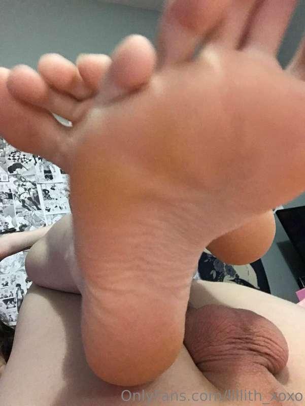 Just some feet pics for today. Thinking abt selling an album..