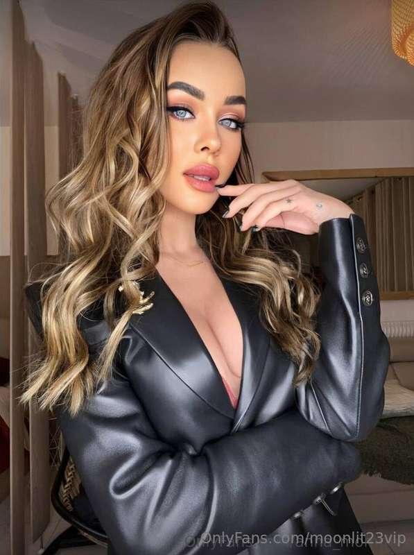 🟢She @anna_mommyx is ready for your cock🟢 This pussy @anna_m..