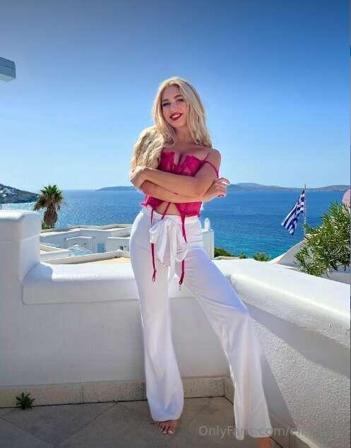Feeling hot in pink and loving these beach house vibes 🌺 Com..