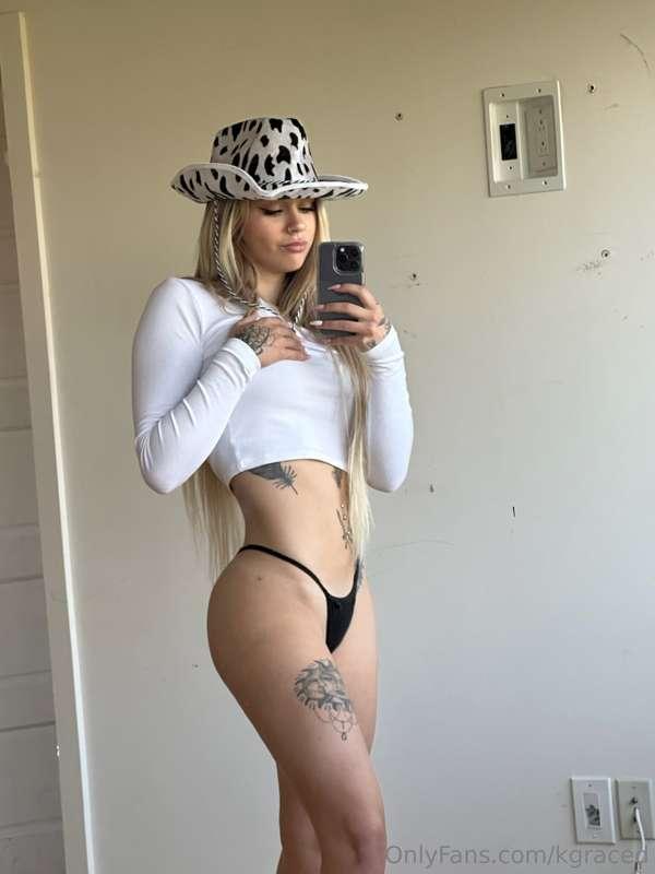 I can't wait to hear what you think about this outfit😏