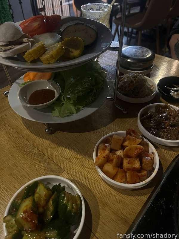 Heeeey! 💗 I recently went with my friends to a Korean restaurant! We fried meat and it was veeery tasty 🤤 I was really full and felt satisfied hehe. I do love the combination of meat and vegetables, so Asian cuisine is perfect for me ✨ I adore meat and... TOMATOES. I have tried fried, boiled and fresh tomatoes and I can say that they are incredibly delicious! Have you ever tried fried tomatoes? 👀