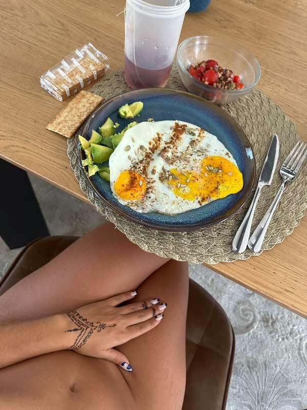 Se mi paghi il pranzo io tolgo la mano  If you pay for my lu..