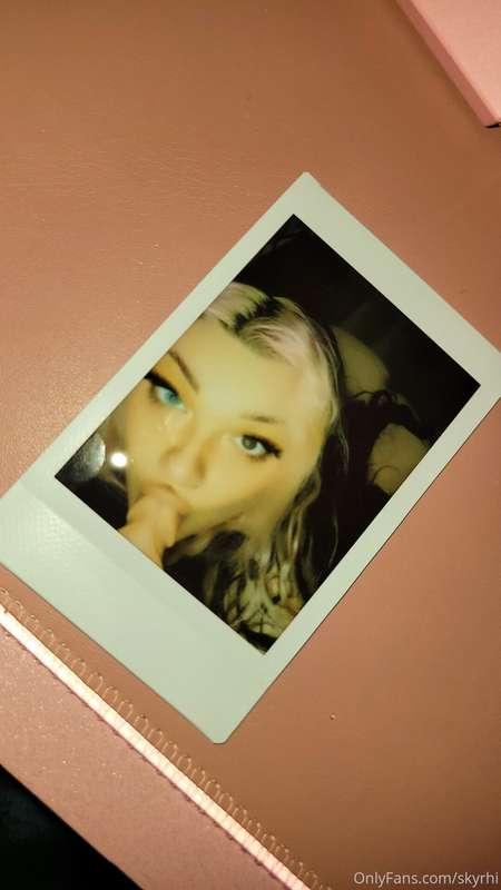 Let me know if you guys want hot polaroids! 
10 polaroids fo..