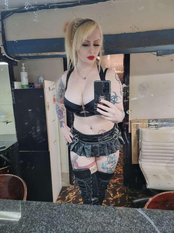 Black with some red lipstick 🖤