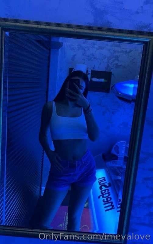 How do you feel about this blue light on me? 😘