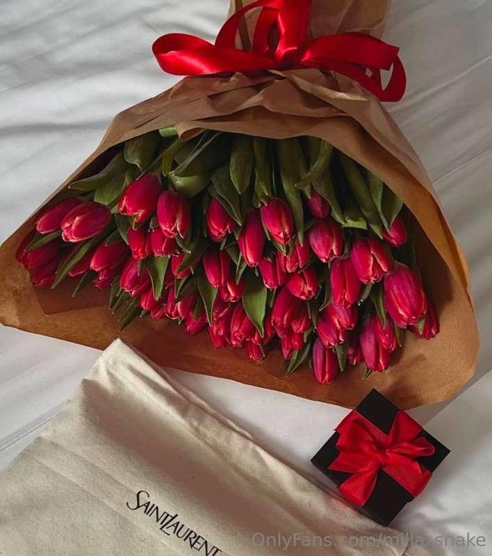 Money can't buy a good mood, but flowers can 🥰